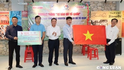 Báo Người Lao Động tặng cờ Tổ quốc, trao học bổng cho học sinh nghèo và hỗ trợ người dân Thái Nguyên khắc phục thiệt hại do bão số 3