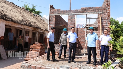 ពិនិត្យ​ការ​អនុវត្ត​សេចក្តី​សម្រេច​លេខ​៤៣ របស់​ក្រុមប្រឹក្សា​ប្រជាជន​ខេត្ត នៅ​ស្រុក​គឹម​សន