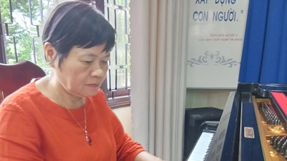 갑자기 인민예술가 Pham Nhue Giang이 기타를 치는 소리가 들렸다.