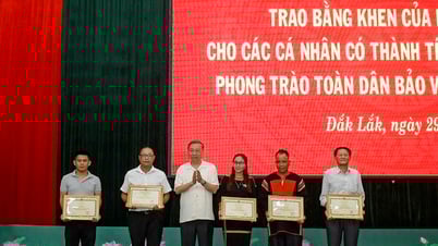 Bộ trưởng Tô Lâm trao bằng khen cho người dân tham gia bắt khủng bố