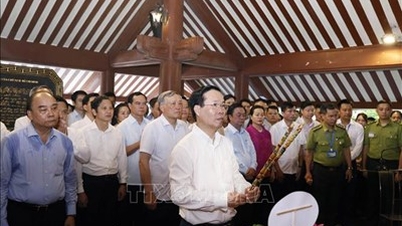 ប្រធានរដ្ឋ Vo Van Thuong អុជធូបរំលឹកខួបលើកទី ៥៤ នៃមរណភាពរបស់លោកប្រធានហូជីមិញ។