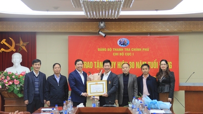 គណៈកម្មាធិការ​បក្ស​អធិការកិច្ច​រដ្ឋាភិបាល​បាន​ផ្តល់​គ្រឿង​សម្គាល់​សមាជិកភាព​គណបក្ស​រយៈពេល​៣០​ឆ្នាំ។