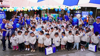 RISE TALL VIETNAM MILK FUND가 TUYEN QUANG HIGHLANDS의 어린이들에게 따뜻한 선물과 맛있는 우유를 전달합니다.