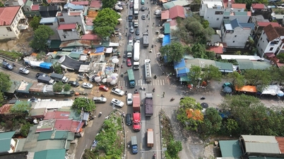 Cars and motorbikes flocked to National Highway 6, lining up for kilometers to get through Mai Linh Bridge.
