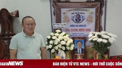 Mr. Park Hang Seo burns incense and commemorates the late coach Duong Minh Ninh.