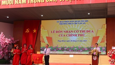 โรงเรียนมัธยมศึกษา Chu Van An ได้รับธงจำลองจากรัฐบาล