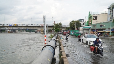 Triều cường dâng cao, đường phố ngập sâu, người dân TPHCM chật vật về nhà