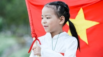 Trẻ em tạo dáng chụp ảnh cùng cờ Tổ quốc trên bán đảo Sơn Trà, Đà Nẵng