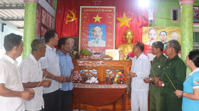 ការ​ថ្វាយ​អាហារ​គោរព​ជូន​លោក​ពូ​ហូ​ដោយ​ប្រជាជន​ដាត​មុយ