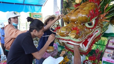 រូប​នាគ​កសិកម្ម​ដែល​មាន​ប្រវែង ៩ ម៉ែត្រ ដែល​ផលិត​ពី​ផ្លែឈើ​ចម្រុះ​ពណ៌​ចម្លែកៗ