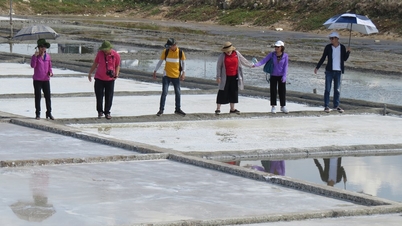 Tự hào nghề muối Sa Huỳnh