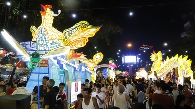 Tens of thousands of people carry giant lanterns to celebrate Mid-Autumn Festival early in Tuyen Quang