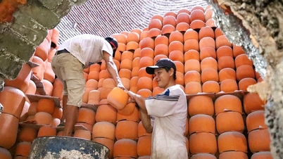 Vinh Long province organizes festival to honor the pottery making profession with hundreds of years of history in Mang Thit
