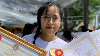 Valedictorian Ngo Bao Chau burst into tears because he didn't expect such a high score.