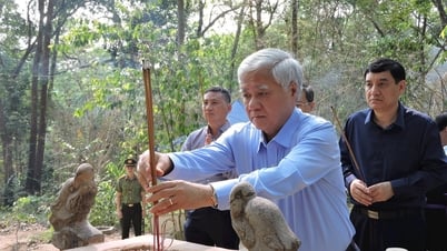 ប្រធាន Do Van Chien អុជធូបនៅរមណីយដ្ឋានប្រវត្តិសាស្ត្រ Tan Trao