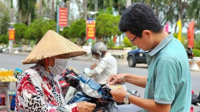 Tet lottery tickets are selling like hotcakes, street vendors "sold out" from early morning