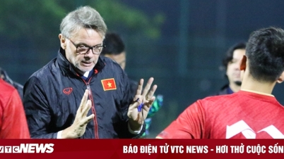 HLV Troussier động viên cầu thủ, không đặt nặng kết quả giao hữu