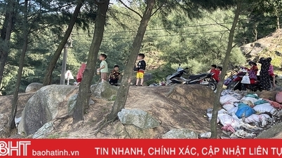 Rác thải ngổn ngang ở bãi biển Cẩm Lĩnh