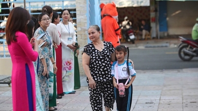 Hình ảnh ấn tượng ngày đầu học sinh lớp 1 TP HCM tựu trường