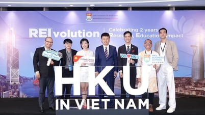 Awarding scholarships worth over 10 billion VND to Vietnamese students