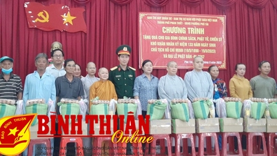 Giving 200 gifts to poor families in Phu Tai ward