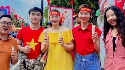 ប៉ះ​ដោយ​សារ​ទីក្រុង Dien Bien ទាំង​មូល​ត្រូវ​បាន​បំភ្លឺ​ស្វាគមន៍​ភ្ញៀវ