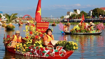 ហ្វូងមនុស្សនៅច្រាំងទន្លេ Dinh ដើម្បីទស្សនាពិធីបុណ្យអុំទូក
