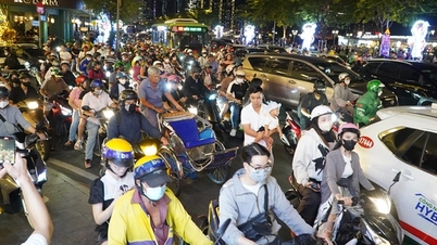 Many roads are congested before fireworks display time.