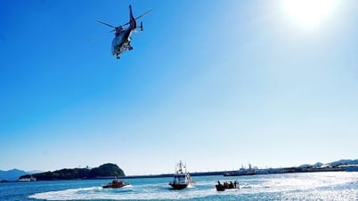 [Photo] Vietnam and South Korea Coast Guard conduct joint search and rescue exercise at sea