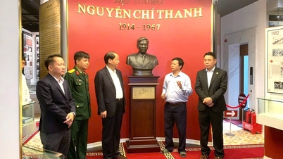 Hanoi City leaders offer incense to commemorate General Nguyen Chi Thanh