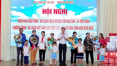 Tặng nhiều phần quà cho ngư dân khu vực biên giới biển Sóc Trăng