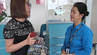 Nữ lao công trả lại viên kim cương 550 triệu đồng khách đánh rơi