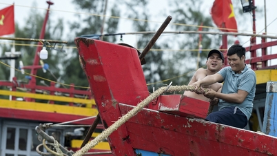 Nam Dinh fishermen rush to tie up boats before storm number 3