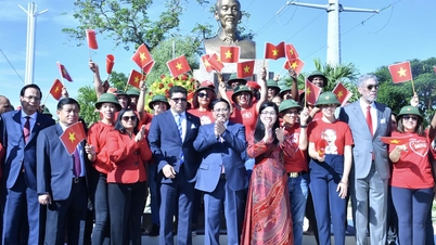 'ដូចជាពូ ហូ នៅទីនេះនៅថ្ងៃនៃជ័យជំនះដ៏អស្ចារ្យ' បានបន្លឺឡើងនៅជាប់នឹងរូបសំណាកពូ ហូ នៅកណ្តាលរដ្ឋធានី Santo Domingo