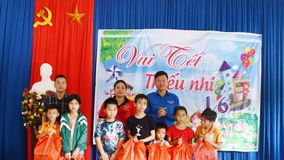 ប្រគល់អំណោយជូនសិស្សានុសិស្សនៅភូមិ Lang My ឃុំ Xuan Quang