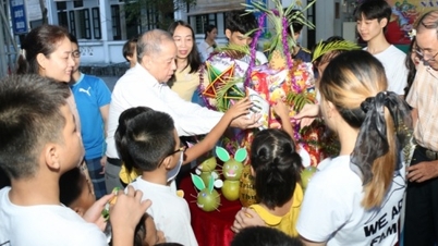 កុមារក្រីក្រនៅ Thua Thien Hue ទស្សនា និងប្រារព្ធពិធីបុណ្យពាក់កណ្តាលរដូវស្លឹកឈើជ្រុះឆ្នាំ 2023 នៅទីក្រុង Hue Imperial City