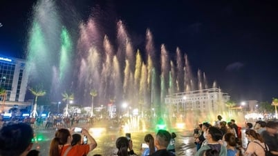 29-3 Square in Da Nang is crowded with people checking in even though it is not finished yet.