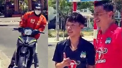 Tài xế công nghệ vội vàng dừng xe chụp ảnh với HLV Kiatisak