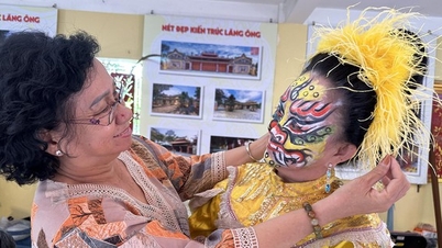 វិចិត្រករ ង៉ុក ខាន់ សម្តែងល្ខោនអូប៉េរ៉ា ដែលត្រូវសម្តែងនៅទីបញ្ចុះសព ឧត្តមសេនីយ៍ ឡឺ វ៉ាន់ឌឿត។