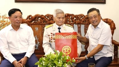 Chairman of Hanoi People's Committee visits and presents gifts to soldiers who liberated the capital