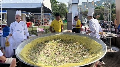 In Binh Dinh, there is a "giant" pancake with a diameter of up to 2m, making people admire it.