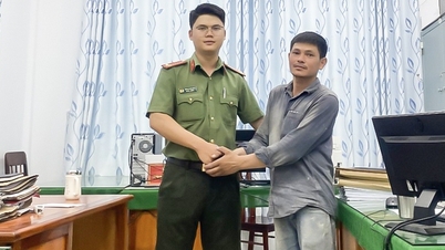ប៉ូលីសខេត្ត Quang Ngai ជួយកម្មករបុរសទទួលបានប្រាក់ 25 លានដុងដែលផ្ទេរខុស