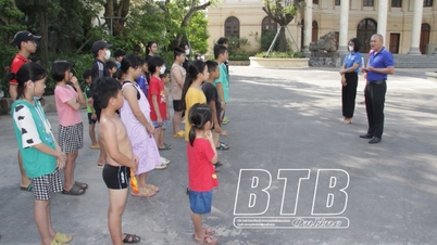Khai mạc lớp bơi phòng, chống đuối nước cho trẻ em có hoàn cảnh khó khăn