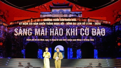 Hoành tráng và uy nghiêm chương trình sân khấu hóa “Sáng mãi hào khí cờ đào”