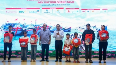 កាសែតច្បាប់ទីក្រុងហូជីមិញផ្តល់អំណោយដ៏មានអត្ថន័យជាច្រើនដល់អ្នកនេសាទខេត្ត Quang Ngai