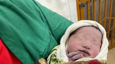 Young mother in Bao Yen walked 16 hours, crossed 40km of forest road to give birth