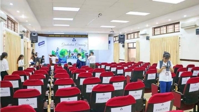 Sinh viên ấm ức vì lễ tốt nghiệp ở hội trường nhỏ