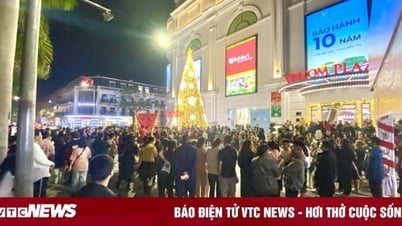 មនុស្ស​និង​អ្នក​ទេសចរ​រាប់​សែន​នាក់​សម្រុក​ទៅ​ផ្សារ​ទំនើប Vincom ដើម្បី​ស្វាគមន៍​ឆ្នាំ​ថ្មី​ឆ្នាំ 2024