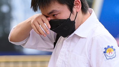 Nam sinh bật khóc vì đến trường thi muộn 30 phút