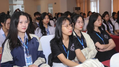 Female dean inspires students about the ideal of 'Hue dream'